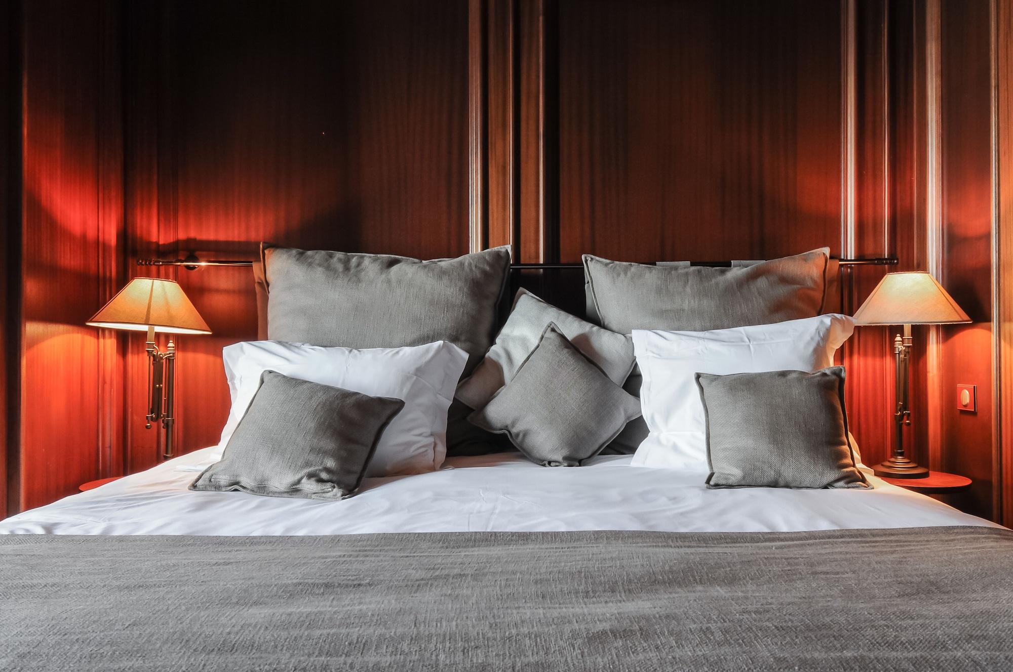 Le Palace De Menthon Zewnętrze zdjęcie A bed with cushions