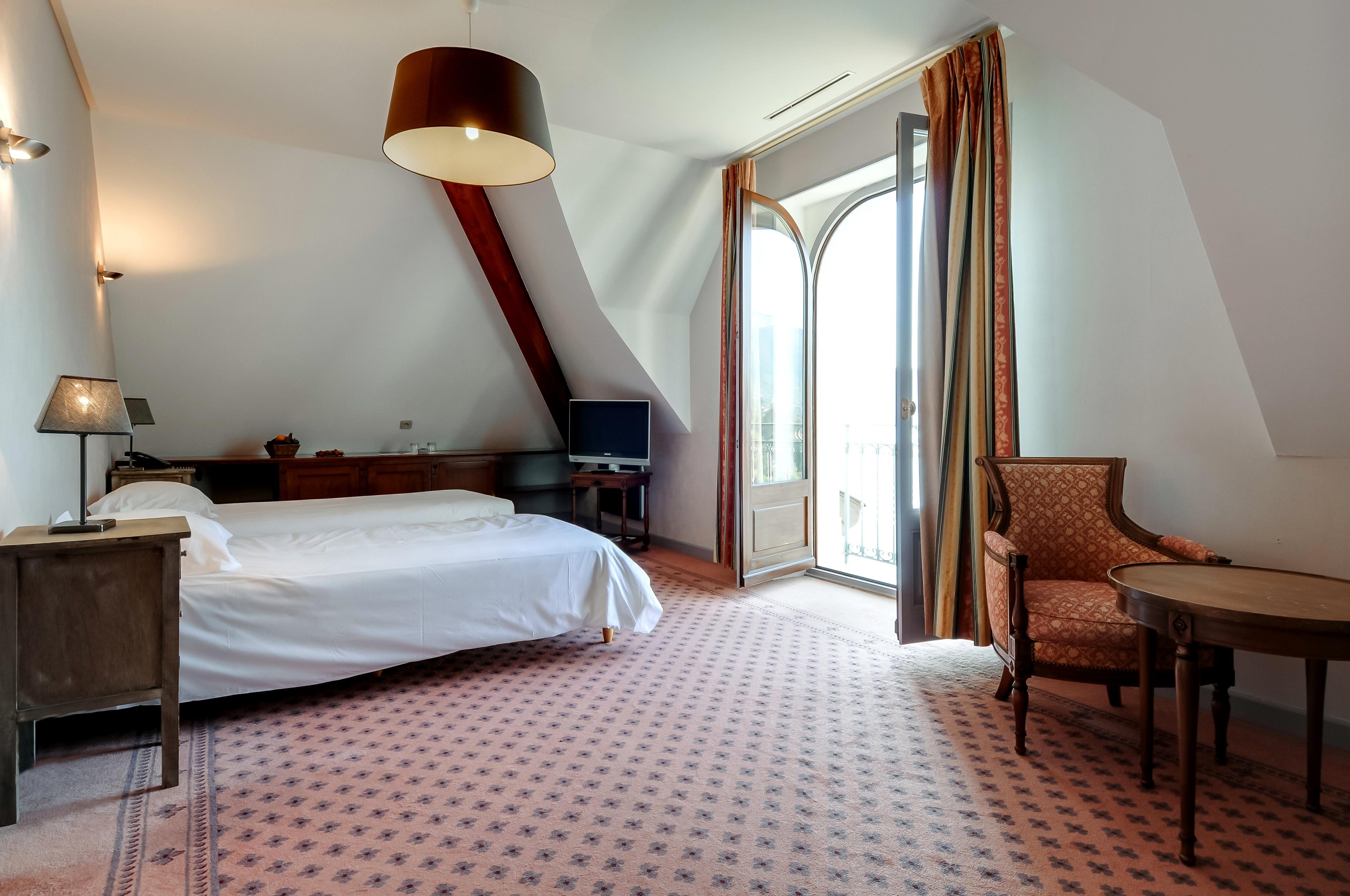 Le Palace De Menthon Zewnętrze zdjęcie A room at the hotel