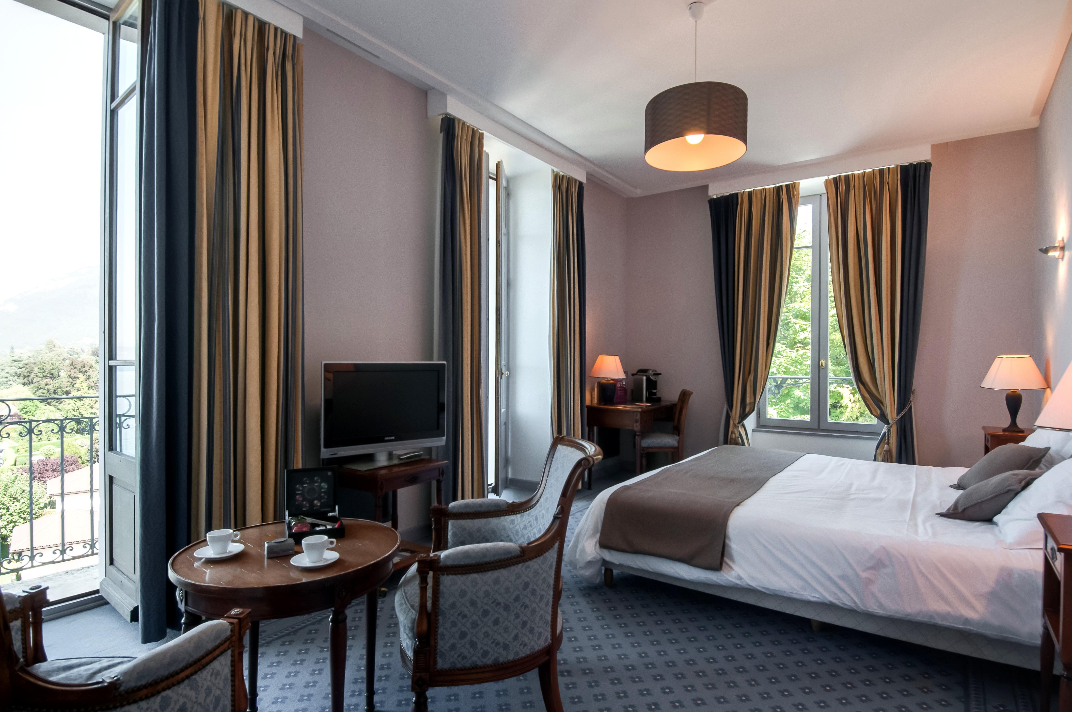 Le Palace De Menthon Zewnętrze zdjęcie A room at the hotel