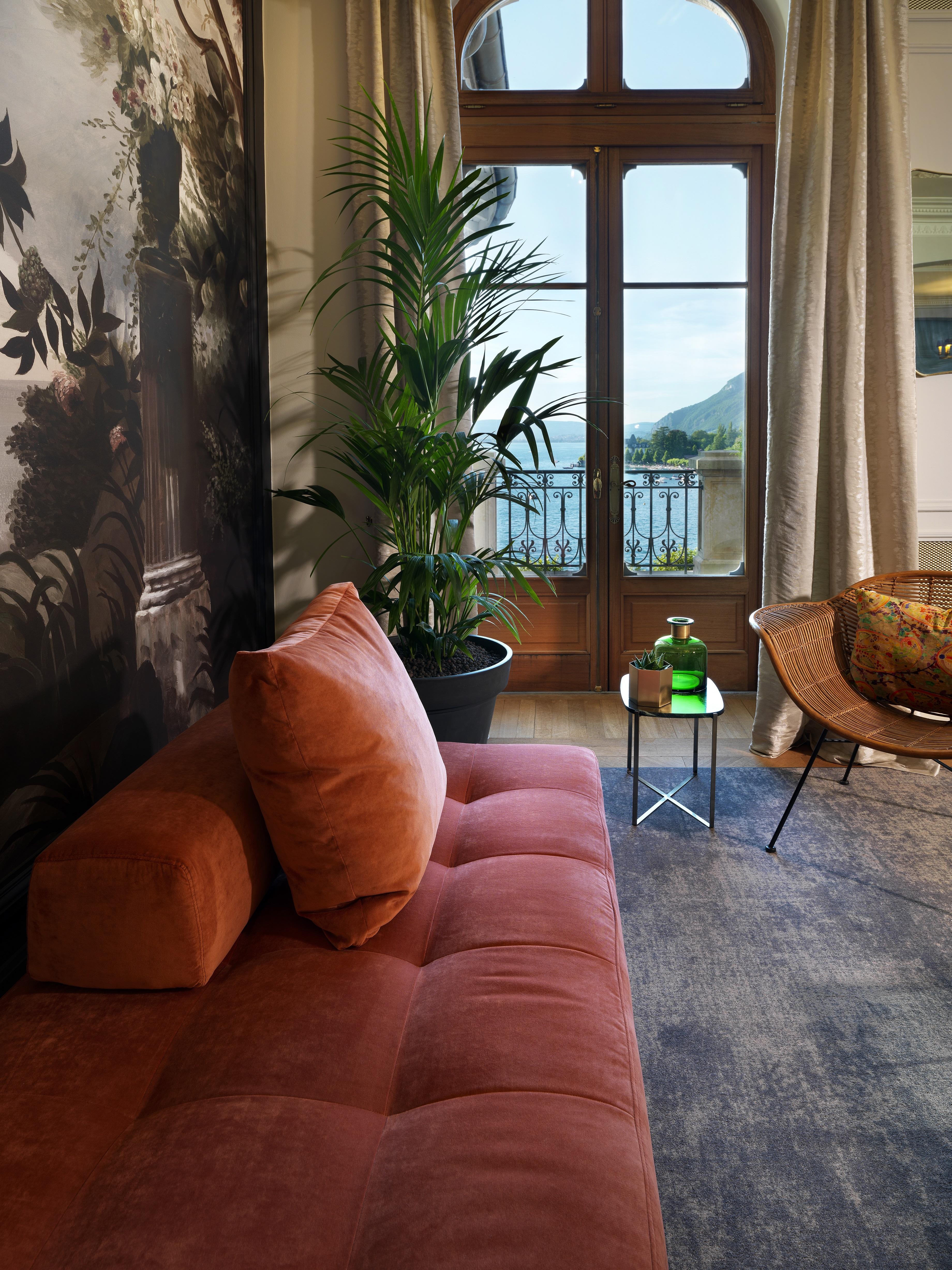 Le Palace De Menthon Zewnętrze zdjęcie A living room with a view of the sea