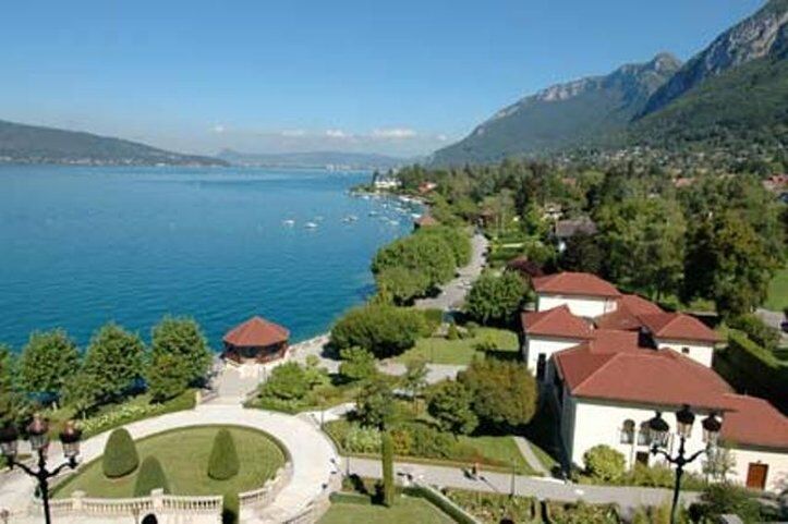 Le Palace De Menthon Zewnętrze zdjęcie The lake of Annecy