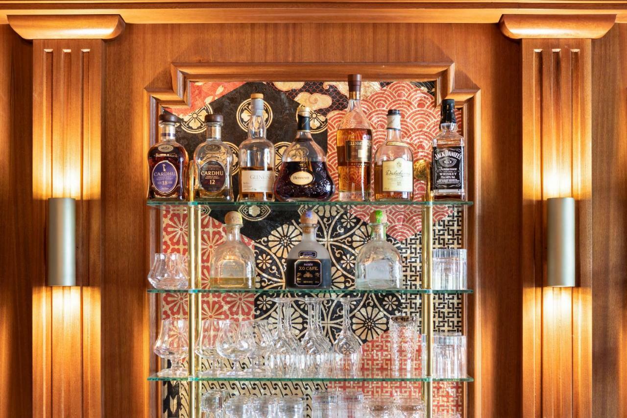 Le Palace De Menthon Zewnętrze zdjęcie A bar in a hotel